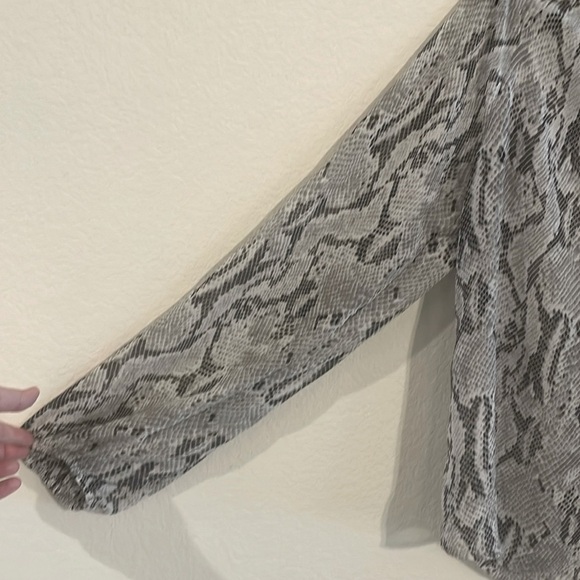 Express Women’s Tunic Medium Grey Snake Animal Print Semi Sheer Mesh Classic - Picture 4 of 13